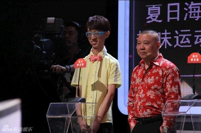Tất Nhiên (trái) bên cạnh MC dẫn chương trình Happy Boys.
